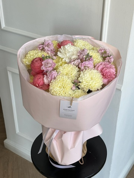 Букет сборный из кустовых пионовидных роз, диантусов, маттиолы и хризантемы