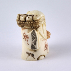 Нэцкэ Монах с персиком и корзиной на плече