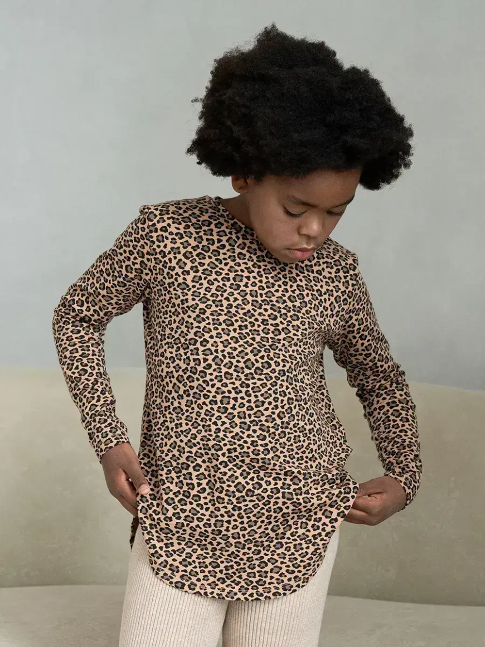 Лонгслив для девочки леопардовый удлиненный