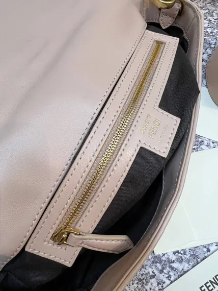 Сумка из кожи Fendi Baguette светло-розовый