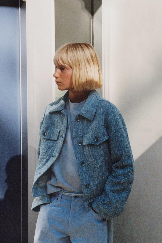 ZARA КУРТКА-ТРАКЕР ИЗ РЕЛЬЕФНОЙ ТКАНИ, СИНИЙ/БЕЛЫЙ