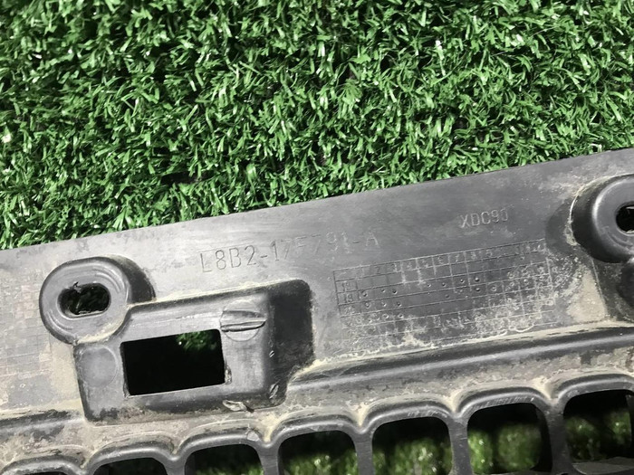 Решетка переднего бампера Land-Rover Defender 2 L663 (2019-н.в.)