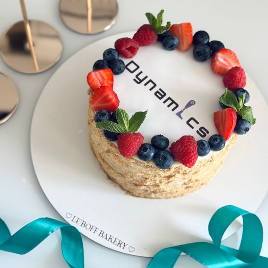 Торт Медовик с логотипом/фото и ягодами