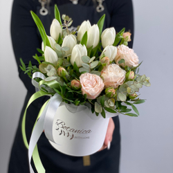 Тюльпаны и кустовая роза в шляпкой коробке. Букет 1039.