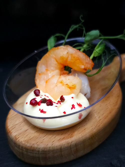 Тигровая креветка с лаймовым соусом и розовым перцем