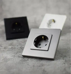 Розетка серая с заземлением и защитными шторками от детей, евророзетки