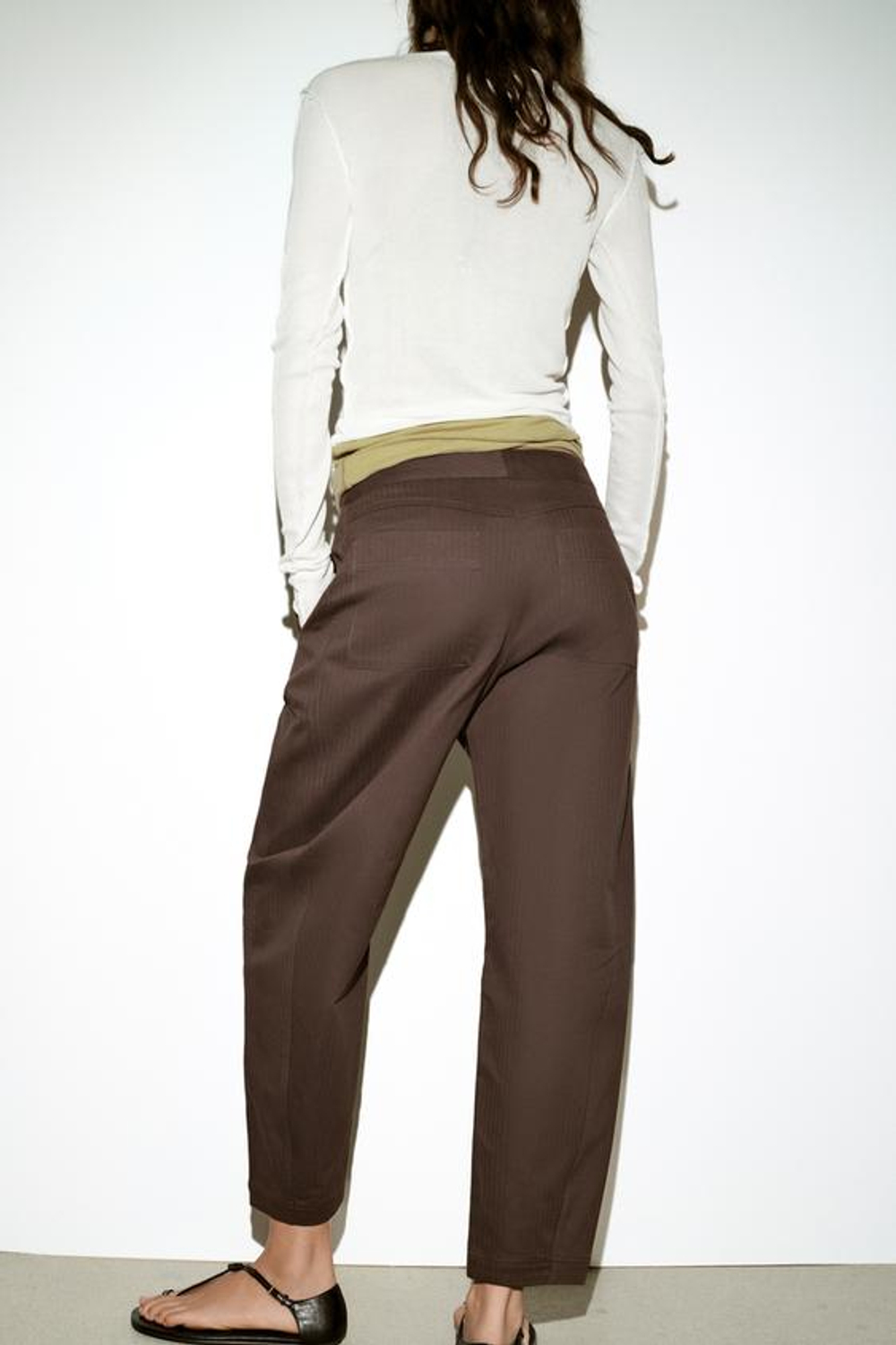 ZARA БРЮКИ BARREL В ЕЛОЧКУ, ТЕМНО-КОРИЧНЕВЫЙ