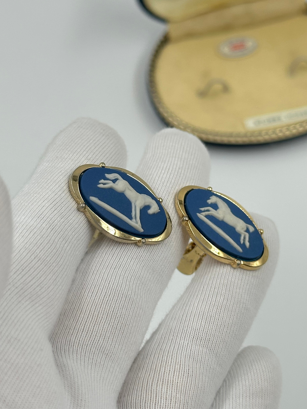 Запонки с лошадьми Wedgwood