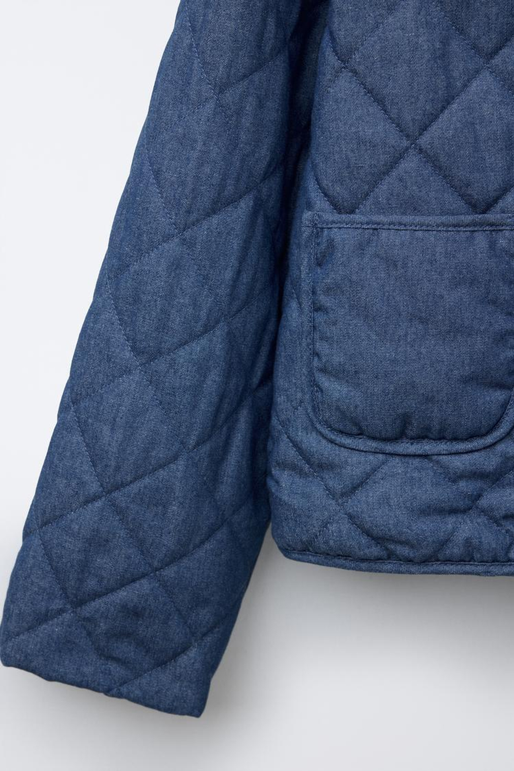 ZARA СТЕГАНАЯ КУРТКА С ОТСТЕГИВАЮЩИМСЯ ВОРОТНИКОМ И ЦВЕТОЧНЫМ ПРИНТОМ, СИНИЙ