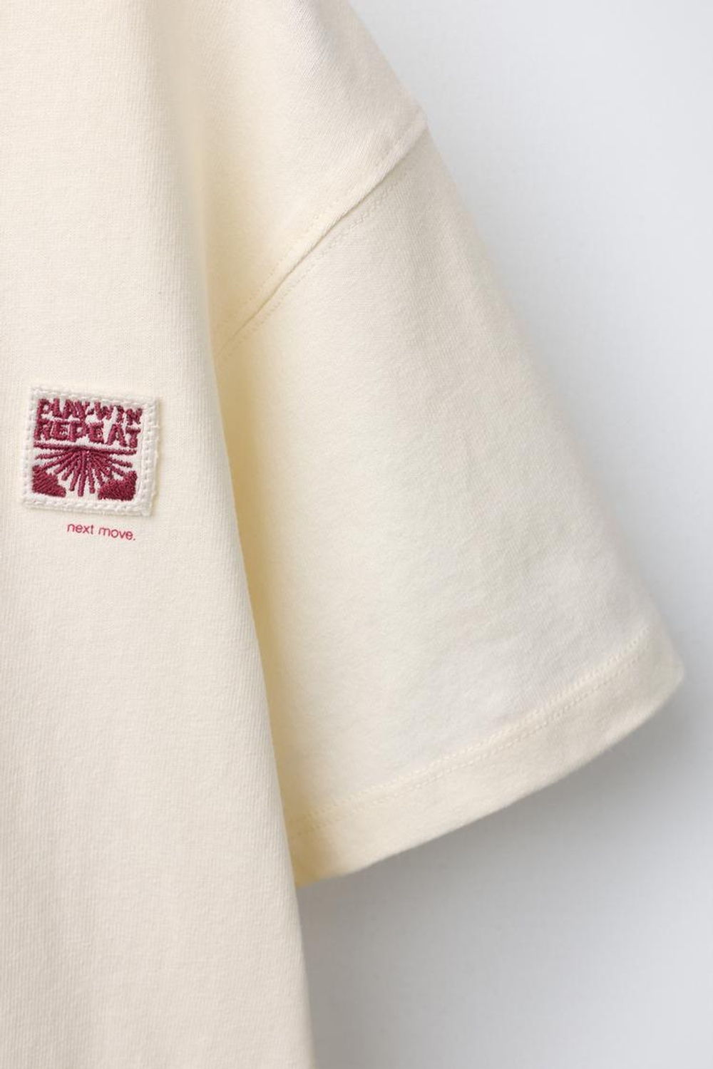 ZARA ОДНОТОННАЯ ФУТБОЛКА С НАШИВКОЙ, БЕЛЫЙ