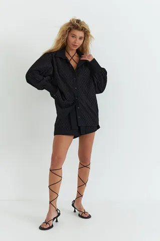 Комплект из черного шитья с рубашкой и шортами