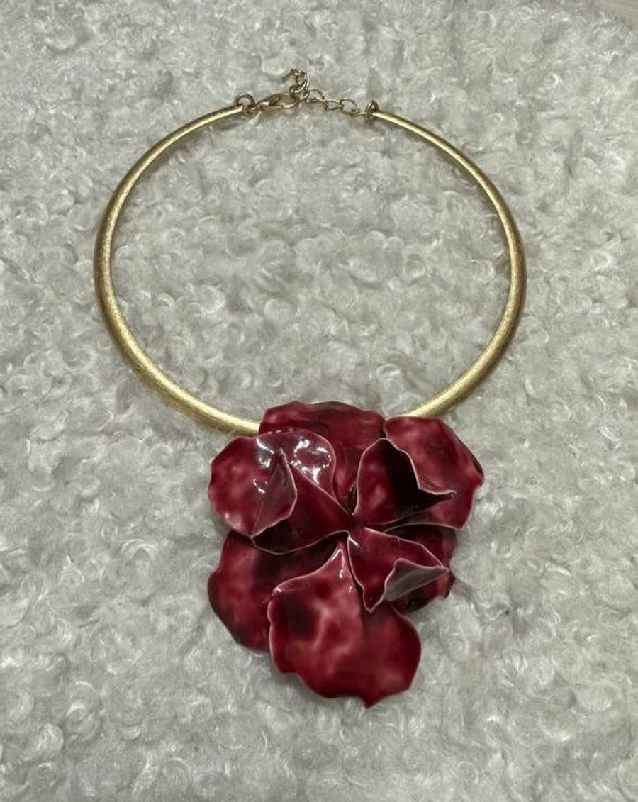 Колье красный цветок
