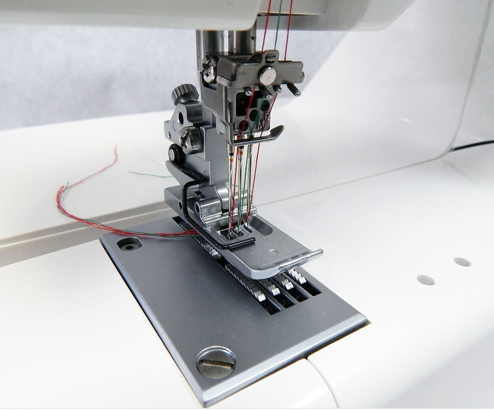 Распошивальная машина Janome Cover Pro 7000 CPS