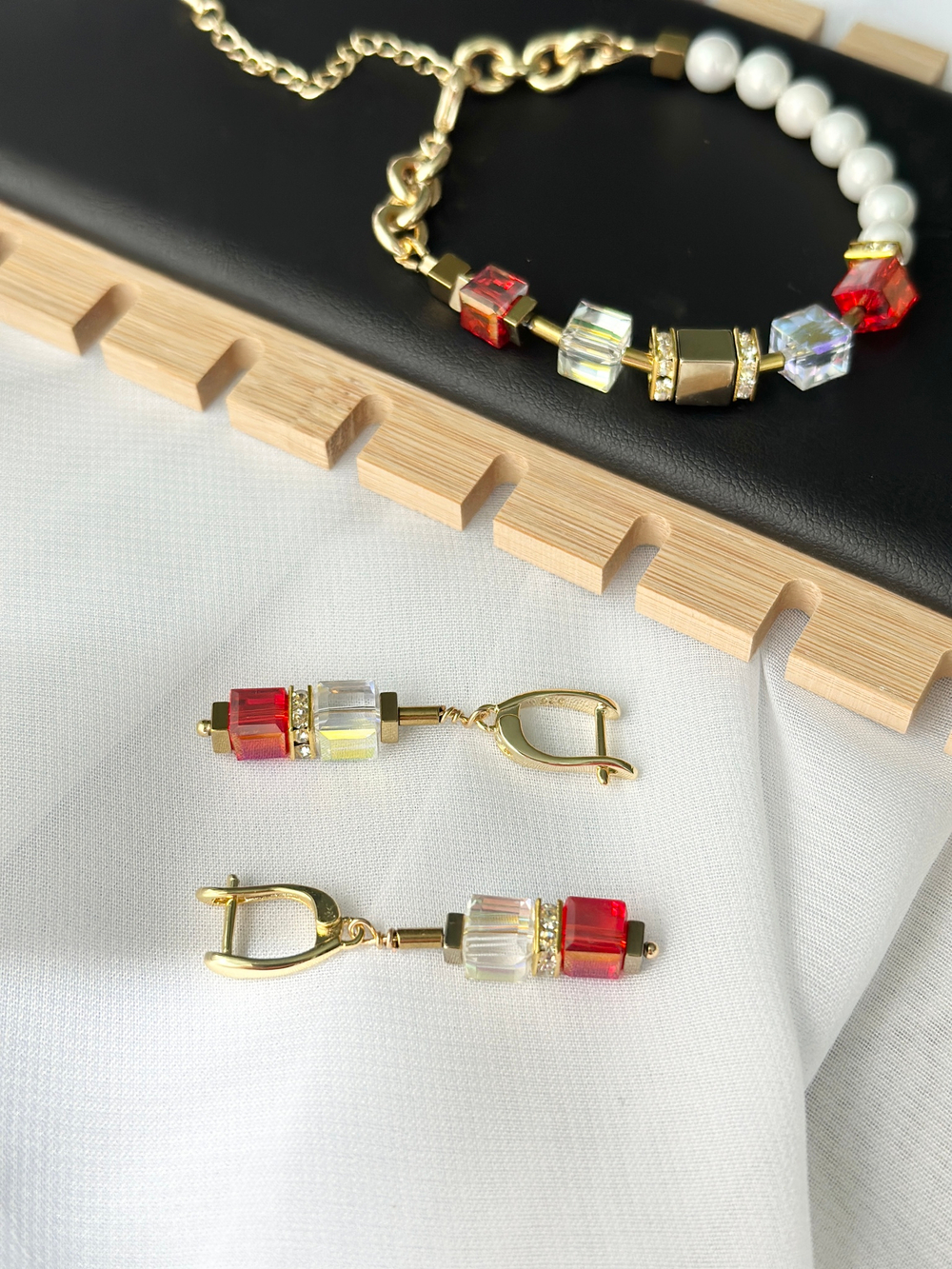 Серьги из красных и прозрачных кубиков Swarovski с кристаллами, оттенок золото