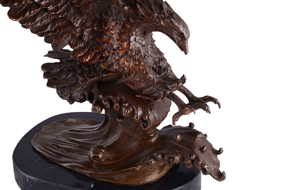 Статуэтка в атаку