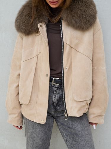 Объемная куртка бежевого цвета из замши