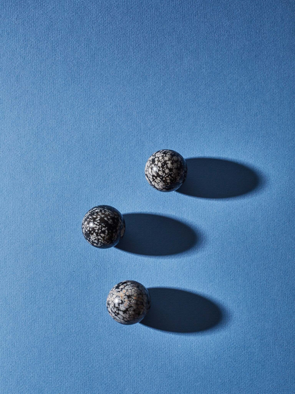 Шар из снежного обсидиана