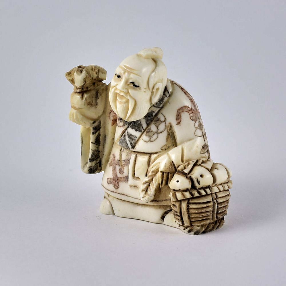 Нэцкэ Рыбак с корзиной священного карпа и мешочком риса