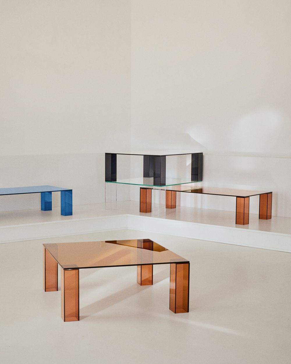 Журнальный столик Adularia из синего стекла 85 x 85