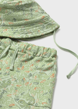 футболка с шортами и панамкой