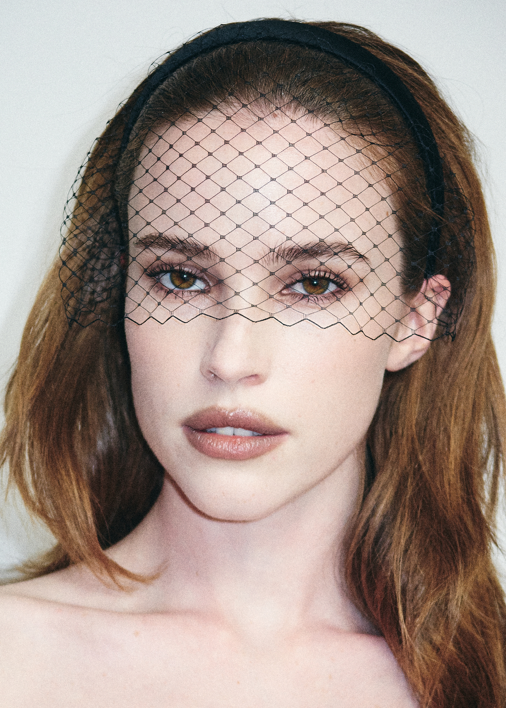 Вуаль на тонком ободке укороченная