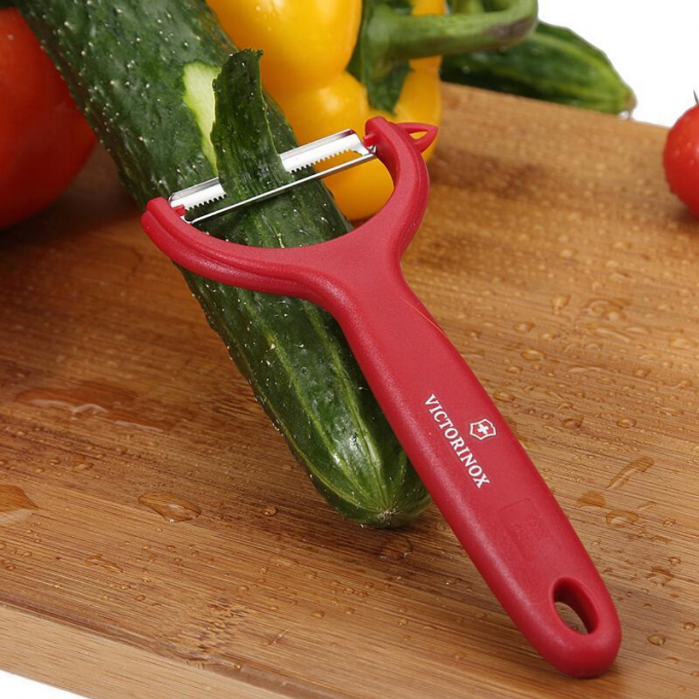 Овощечистка Victorinox, красная