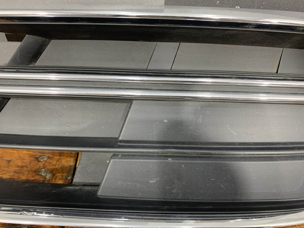 Решетка переднего бампера левая Audi A8 (D5) 17-нв Б/У Оригинал 4N0807679A