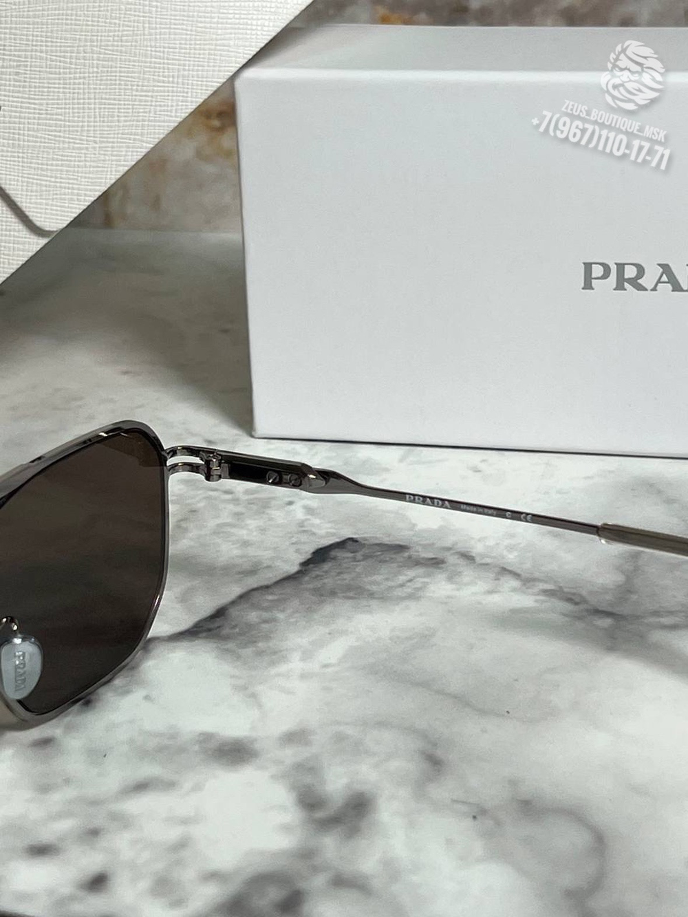Солнечные очки Prada