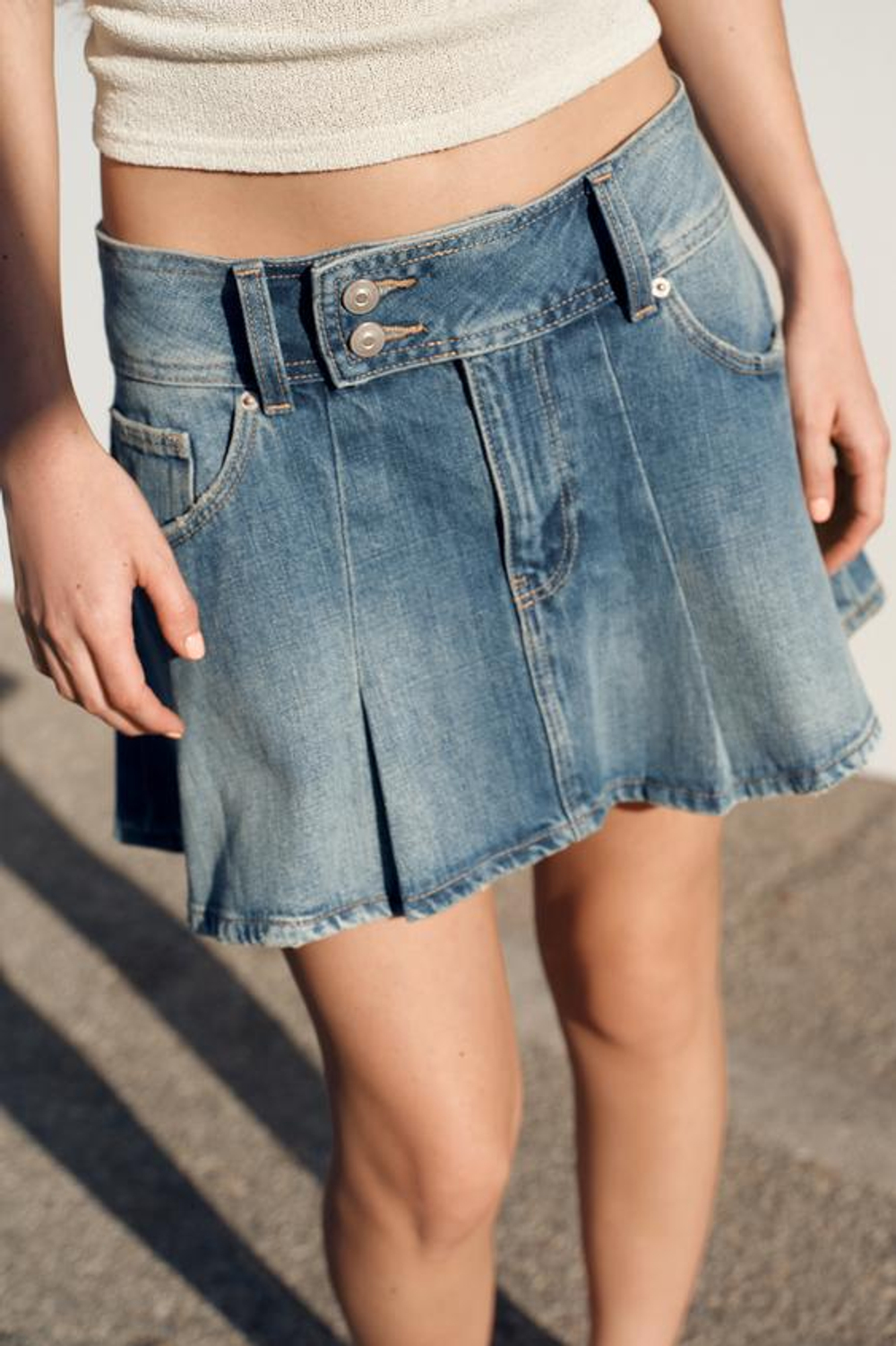 ZARA ДЖИНСОВАЯ МИНИ-ЮБКА TRF В СКЛАДКУ, ГОЛУБОЙ