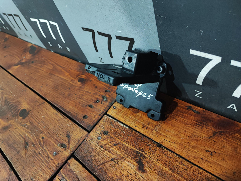 Кронштейн решетки радиатора Kia Sportage 5 (NQ5) 21-нв Б/У Оригинал 86358P1EA0