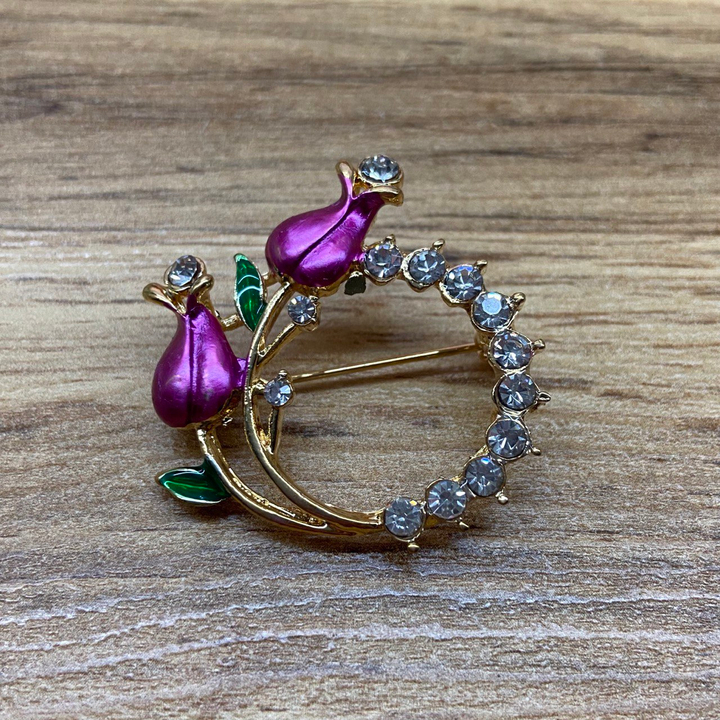 Брошь 3 тюльпана в круге эмаль фуксия зеленая стразы металл золотистый