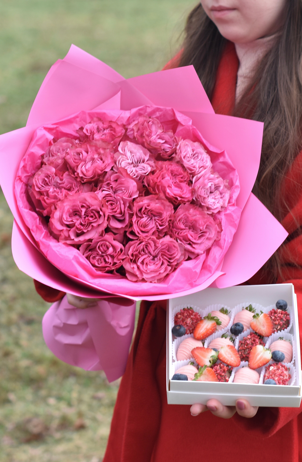 Букет из пионовидных роз «Purpur» 15 шт и клубника в шоколаде