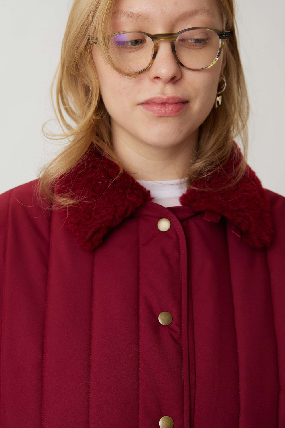 Стеганое пальто цвета бордо