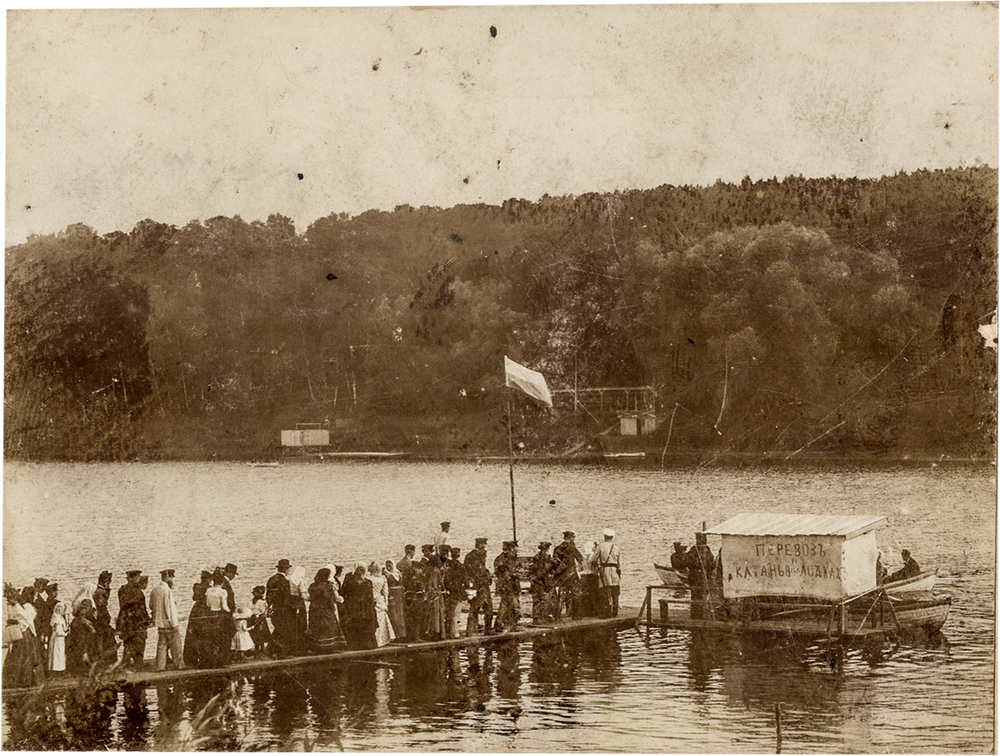 Перевоз. Катанья на лодках. Чёрно-белая фотография. Россия. 1900-е.