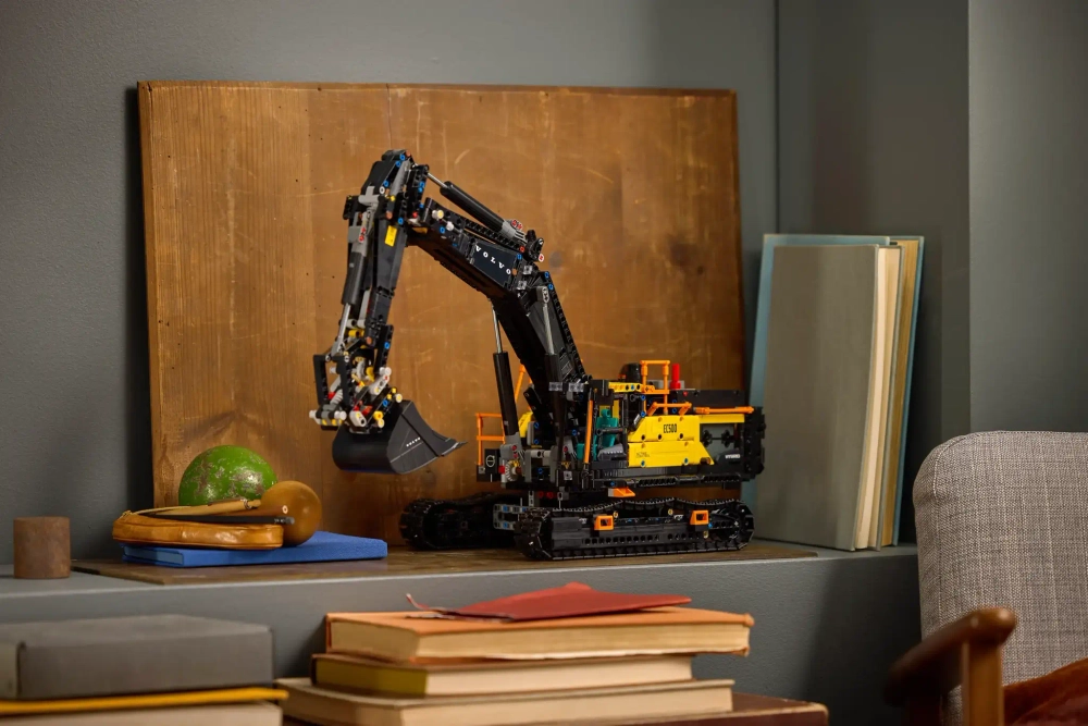 Конструктор LEGO Technic 42215 Гибридный экскаватор Volvo EC500