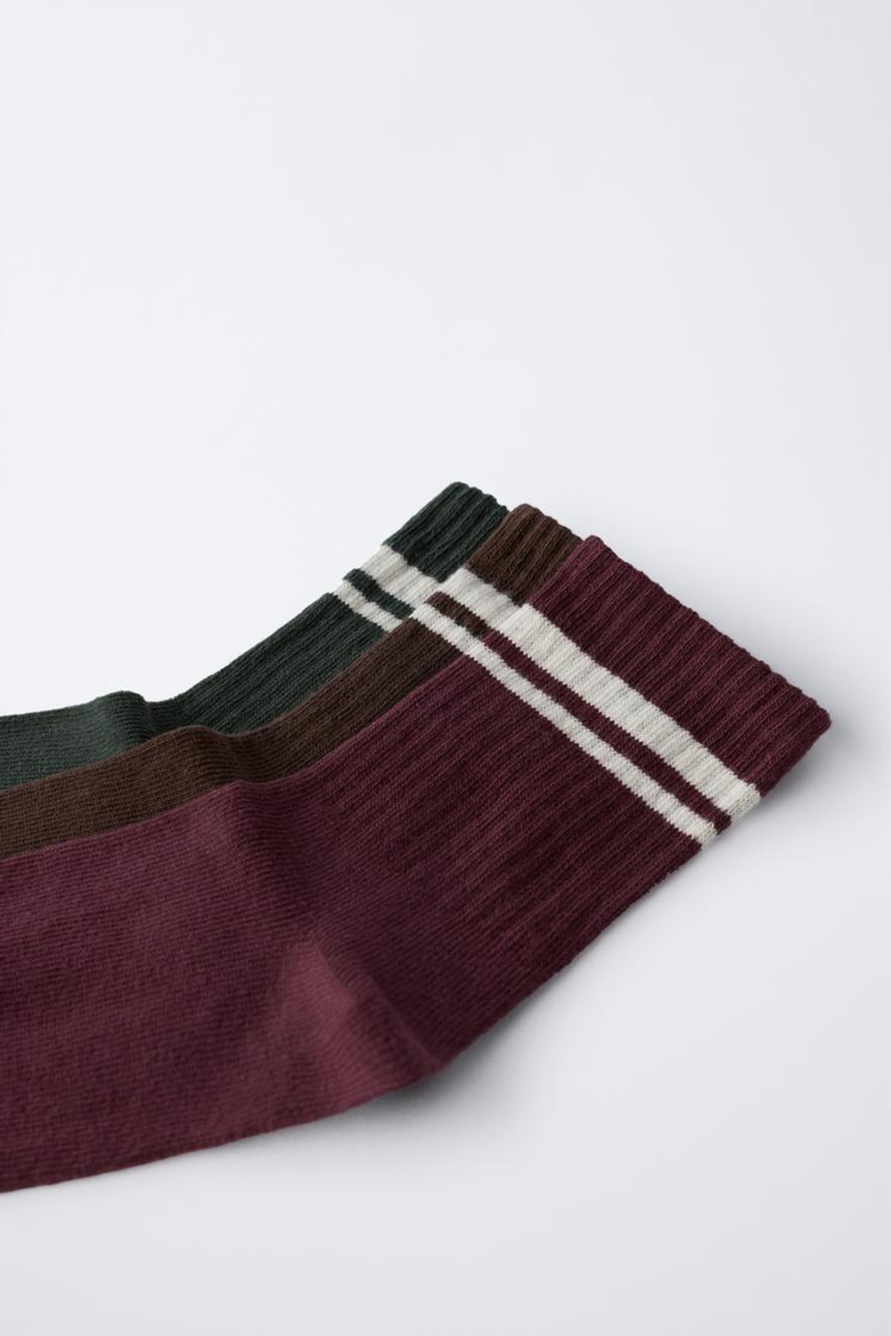 ZARA НАБОР ИЗ ТРЕХ ПАР ДЛИННЫХ НОСКОВ В ПОЛОСКУ, КОРИЧНЕВЫЙ