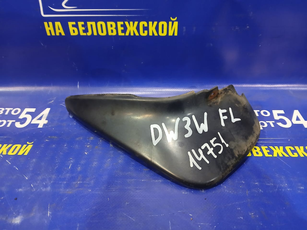 Брызговик передний левый MAZDA DEMIO 1996-1999