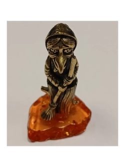 Бронзовая статуэтка на янтаре
