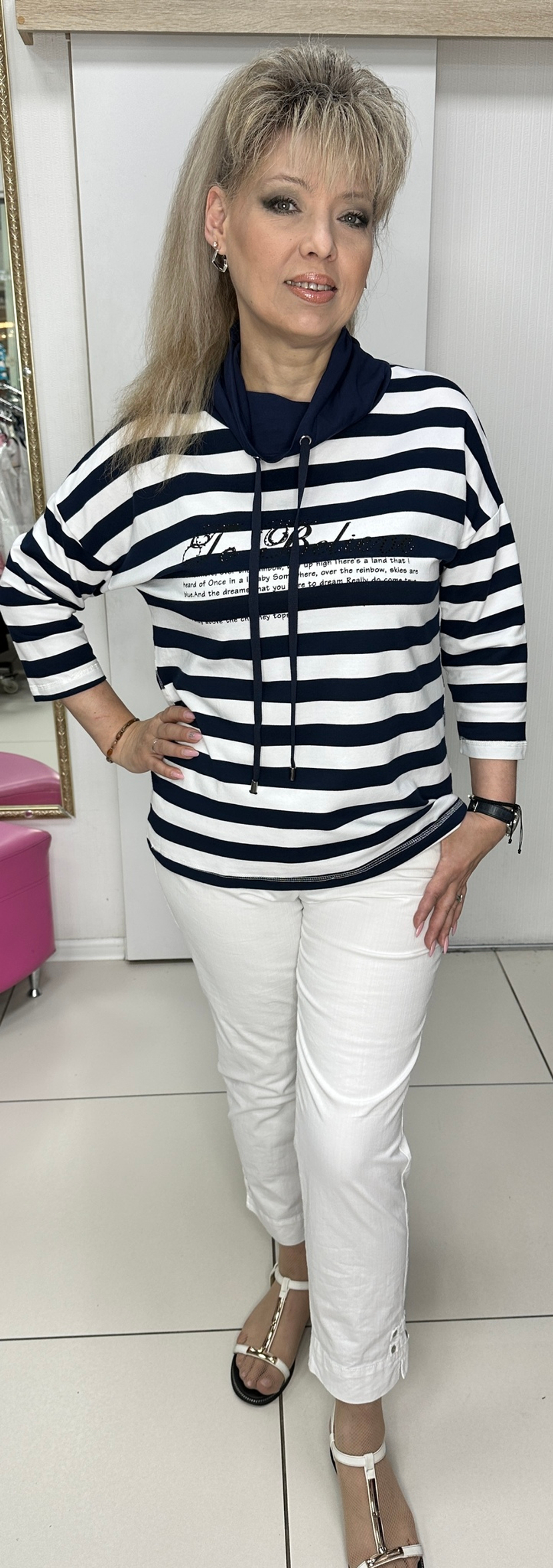 Бело-синий блузон-толстовка в полоску