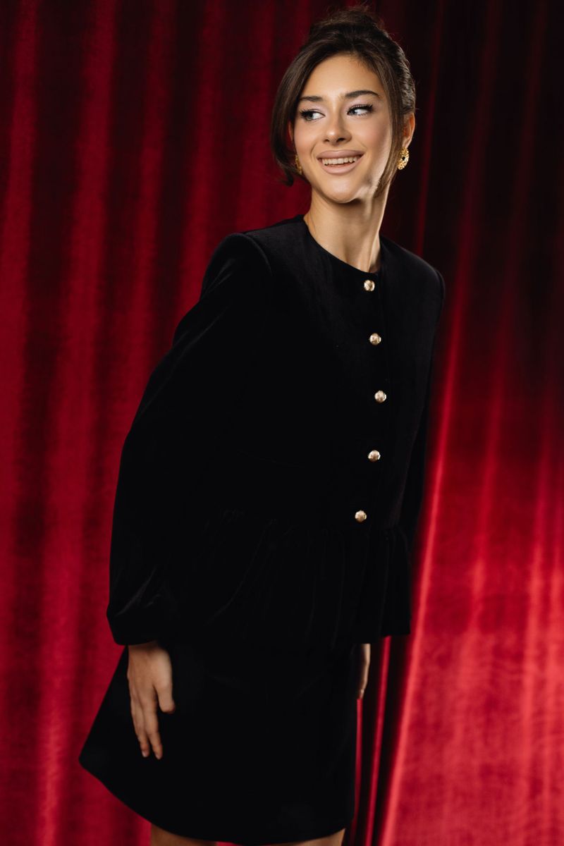 Жакет из бархата с объемной баской черный