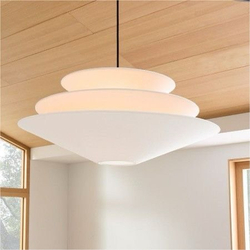 Современная подвесная люстра с многоуровневым плафоном.