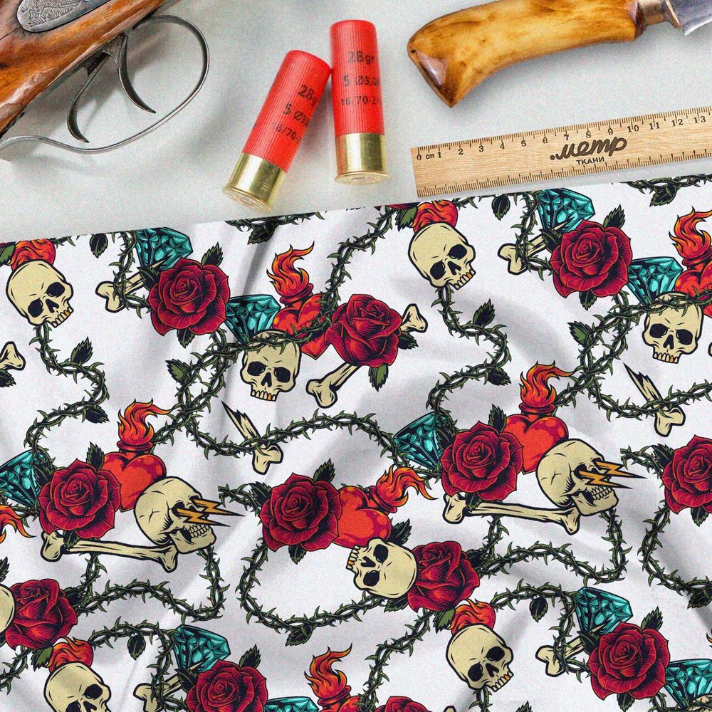 Ткань поплин розы с шипами и черепа на белом фоне