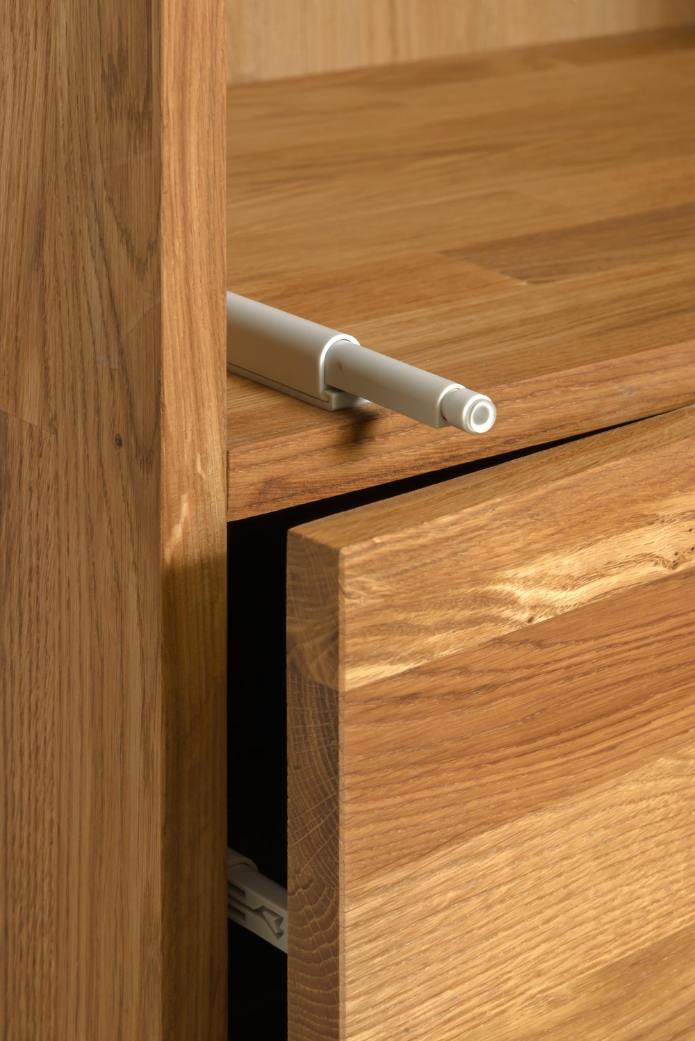 Шкаф витрина из массива дуба Монтерей