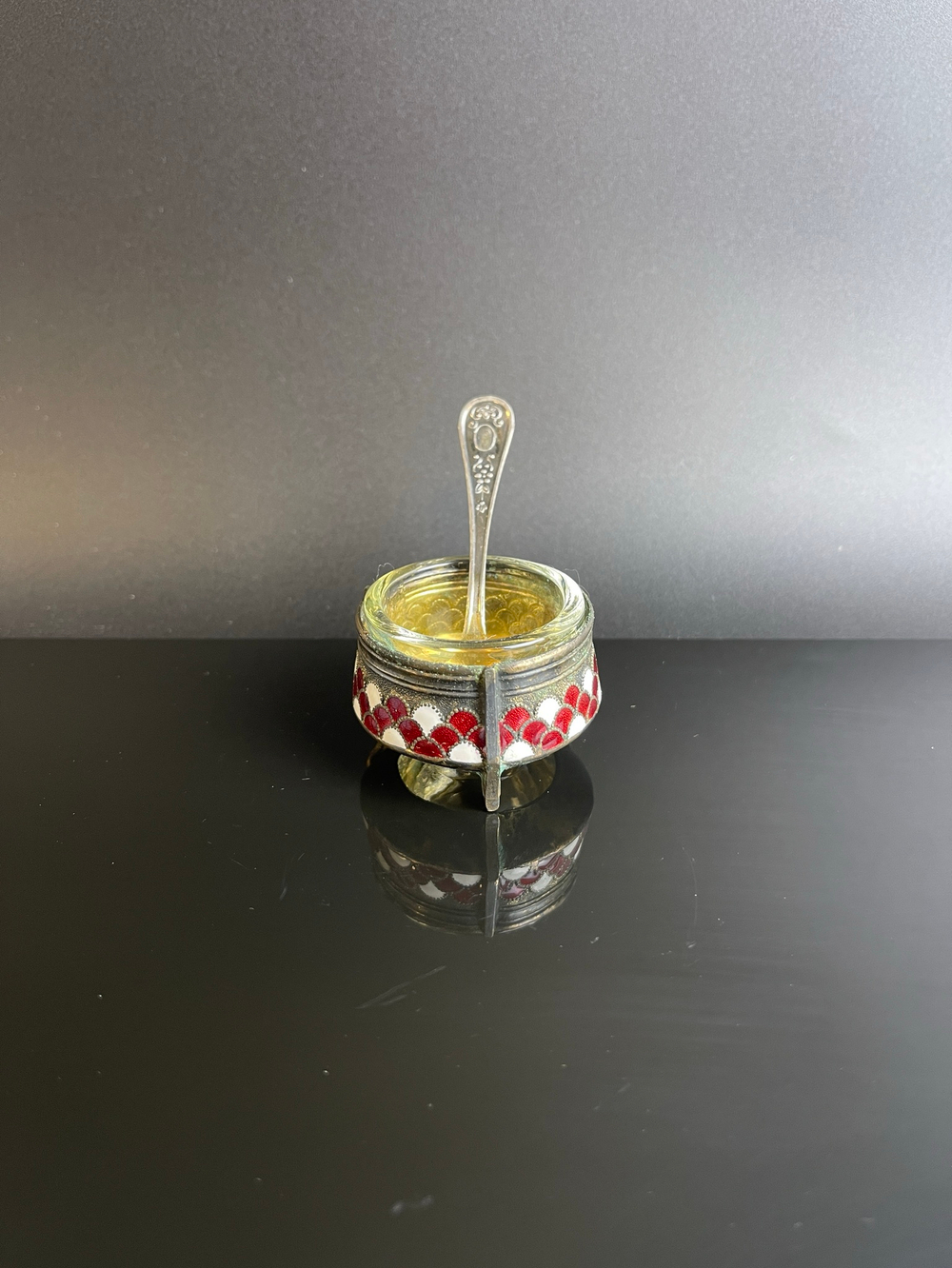 Солонка с ложечкой и декором в виде чешуи, мельхиор (медь-никель), эмали, стекло, золочение, Мстерский завод художественных изделий «Ювелир», СССР, 1970-1990 гг
