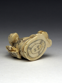 Нэцкэ Рыбак с карпом