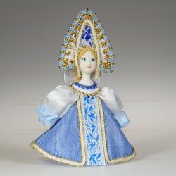 Малая подвесная кукла в треугольном кокошнике