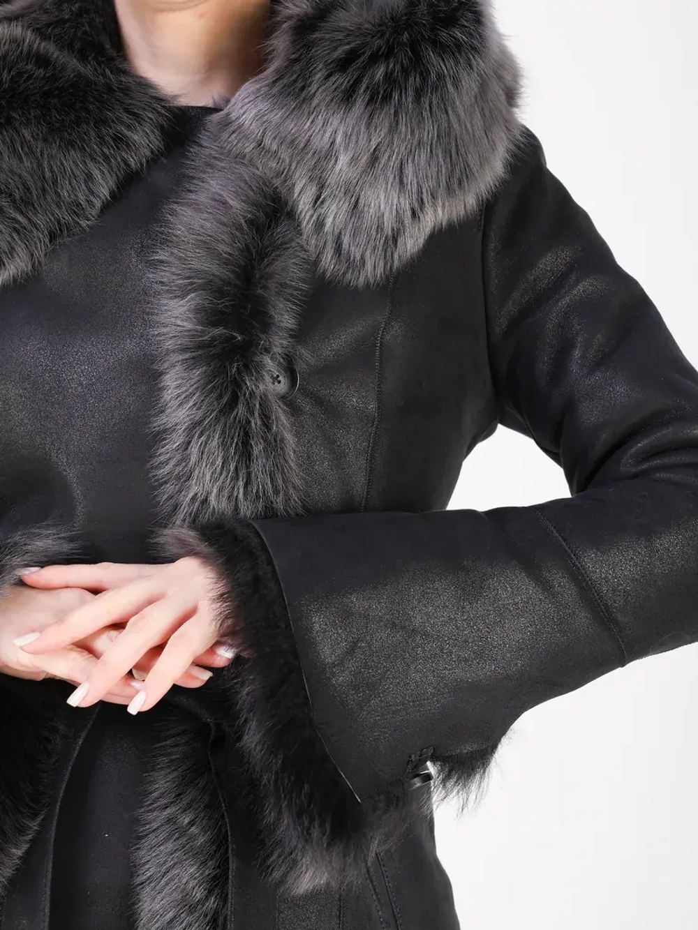 Дубленка зимняя натуральная с капюшоном короткая