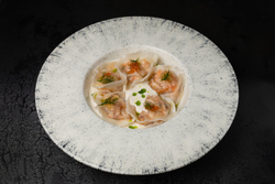 Равиоли с семгой и креветками в кокосом соусе Биск