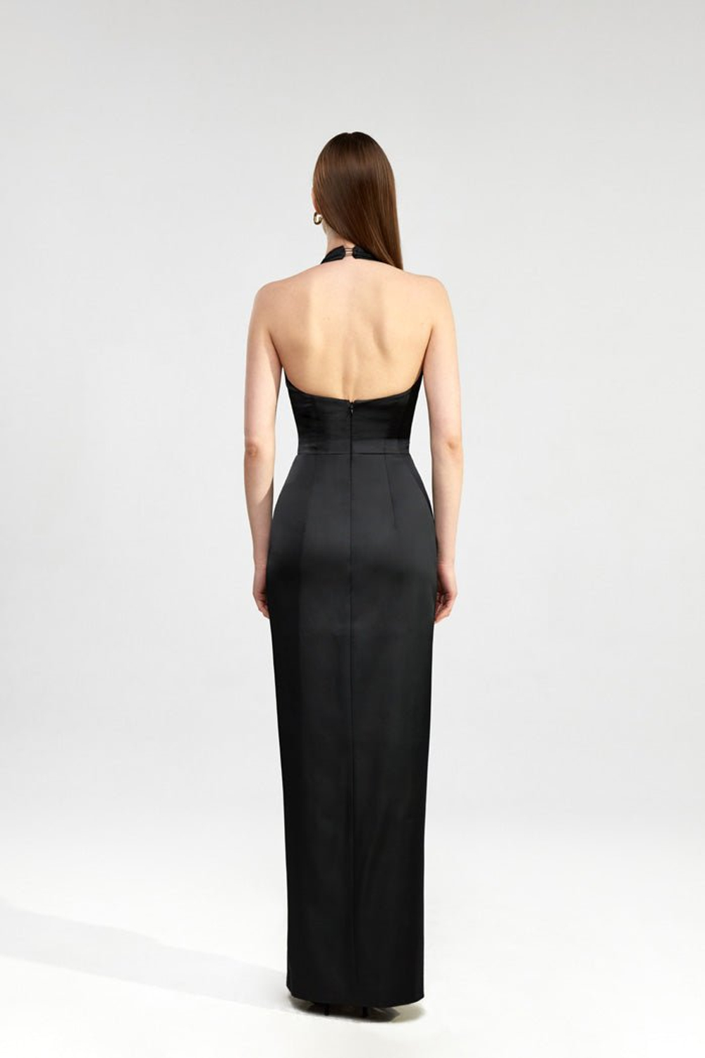 Платье макси из атласа драпированное с воланом