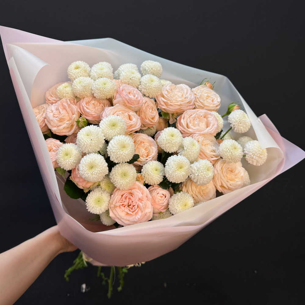 Букет из кустовой розы и сортовых сантини